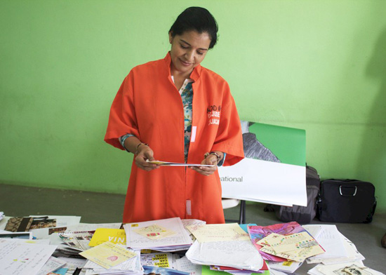 Yecenia Armenta reads messages from her supporters while still in prison, January 2016 © Amnesty International