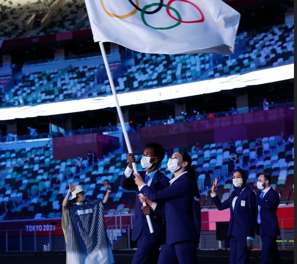 Flag bearers Yusra Mardini and Tachlowini Gabriyesos of The Refugee Olympic Team during the Opening Ceremony of the Tokyo 2020 Olympic Games