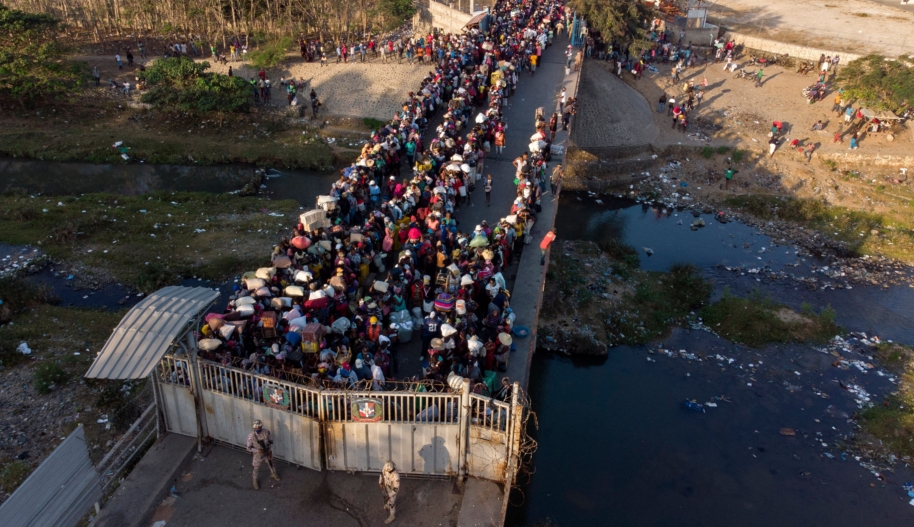 Crowd waits to cross border from Haiti to Dominican Republic