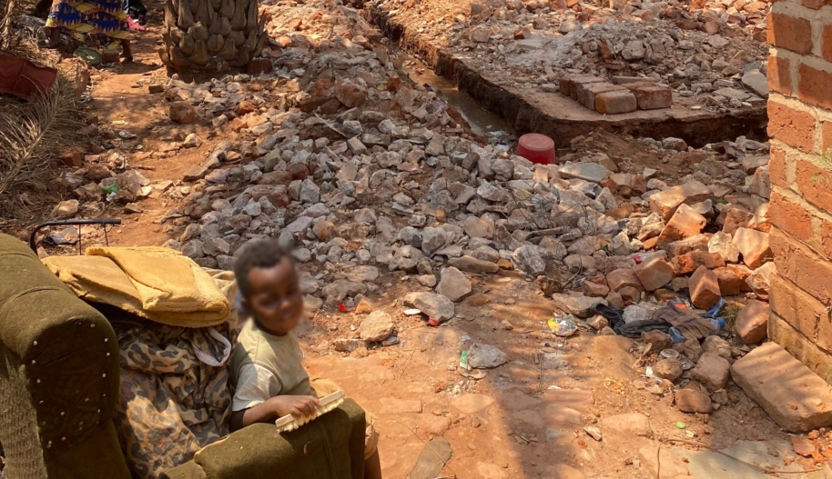 A child witnessing the demolition of their family’s home following eviction by a copper and cobalt mining company in Kolwezi, Democratic Republic of Congo in September 2022. (Photo by Candy Ofime/Amnesty International)