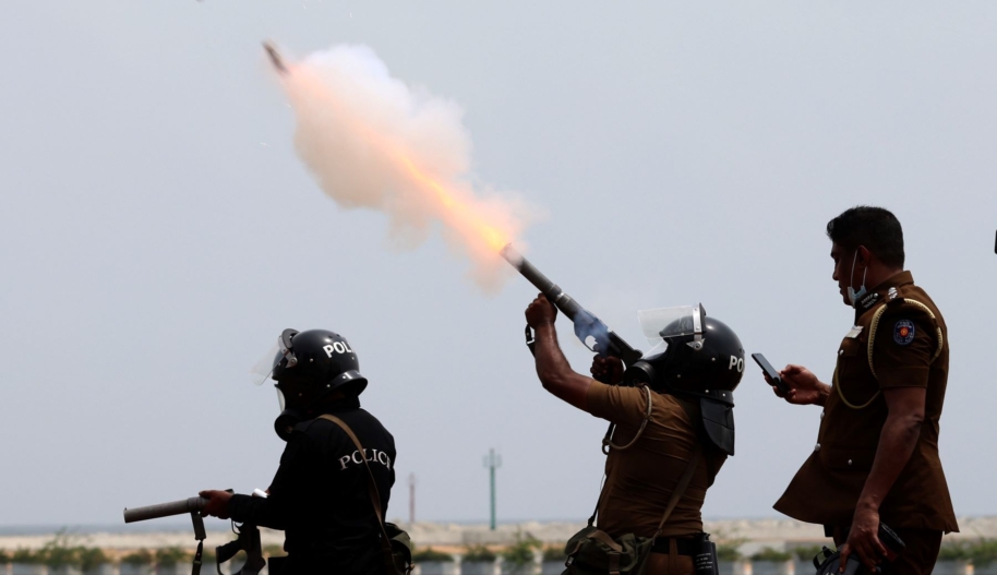 Less lethal weapons: Riot police officer fires tear gas to clear pro-democracy protesters amidst clash on May 09, 2022 in Colombo, Sri Lanka (Photo by Buddhika Weerasinghe/Getty Images)