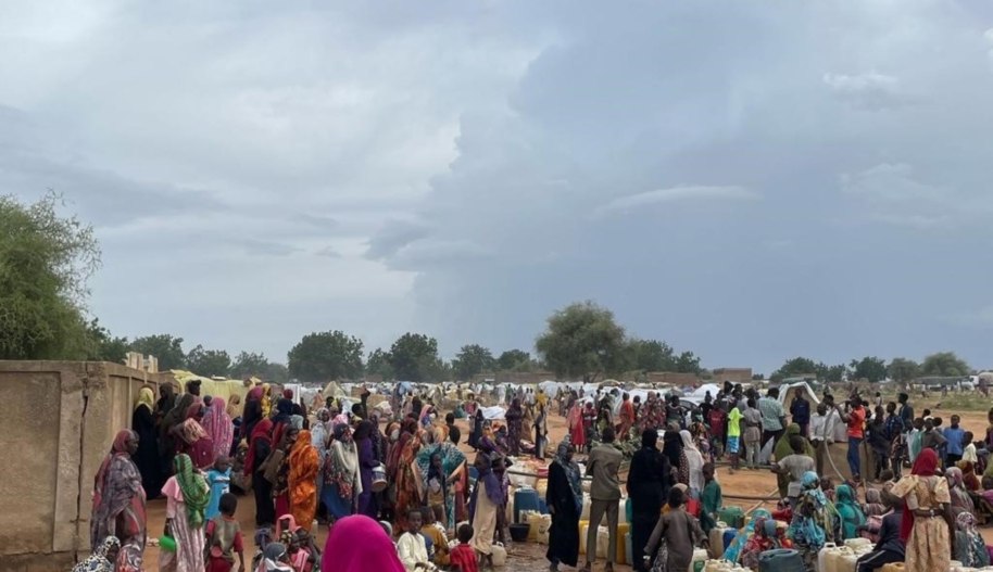 Sudanese refugees queuing up to fetch water in Adre, Eastern Chad, 26 June 2023. Photo by Amnesty International.