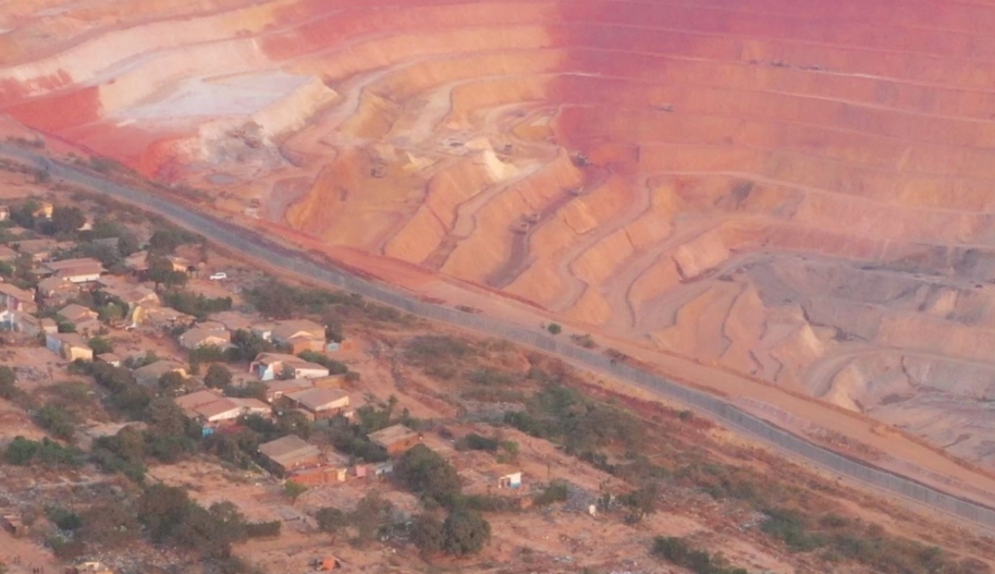 Drone photograph of the neighborhood of Gécamines Kolwezi, on the edge of the Kolwezi copper and cobalt mine operated by Chinese-owned company COMMUS, DRC, September 2022. Amnesty International (videographers: Reportage Sans Frontières).