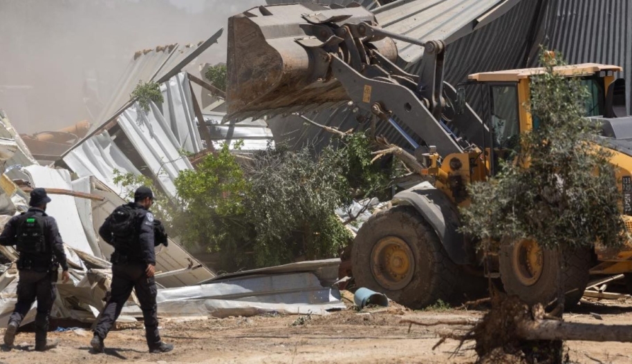 Naqab demolition © Oren Ziv, +972 Magazine
